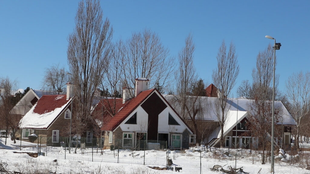 مشاهد خلابة وساحرة يكسوها بياض الثلوج بإفران