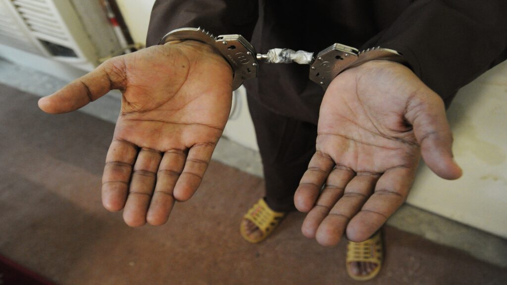 هروب شخص بالأصفاد من قبضة الشرطة يثير استنفاراً أمنياً بتمارة