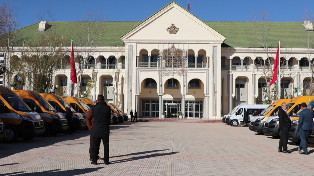 رؤساء جماعات إقليم الحاجب يتسلمون مفاتيح حافلات جديدة للنقل المدرسي ومرضى الكلوي