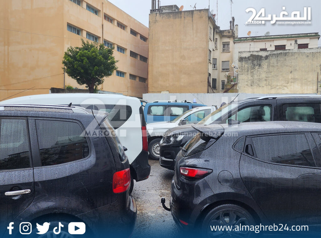 فوضى ركن السيارات تتسبب في إختناق مروري كبير بشارع أبو علاء المعري بطنجة (فيديو و صور)