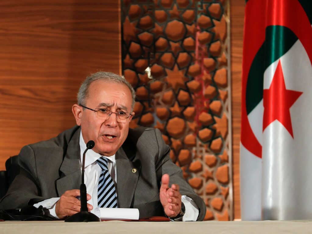 تعديل حكومي بالجزائر يعصف بالعمامرة