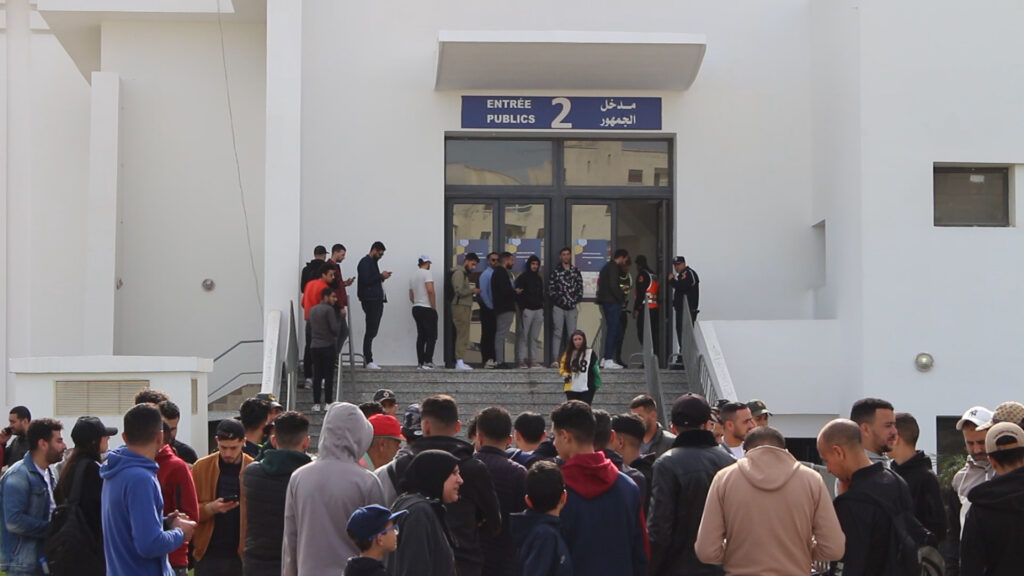 طنجة .. غضب عارم في صفوف الجماهير المغربية بعد نفاذ تذاكر مباراة المغرب والبرازيل (فيديو)