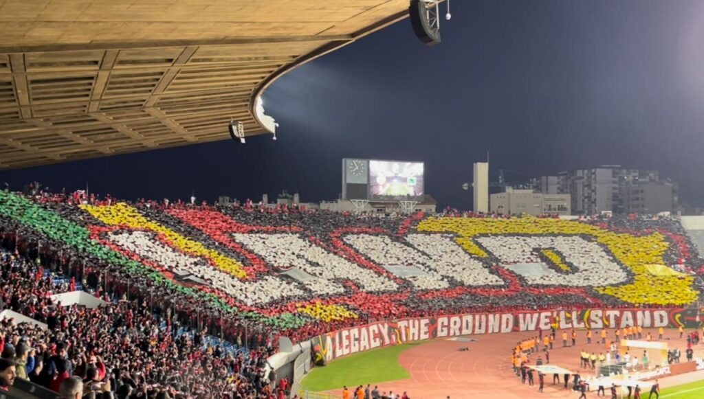 جماهير الوداد ترفع تيفو عالمي في مباراة فيتا كلوب الكونغولي وتساند الفريق للفوز بدوري الأبطال (فيديو)