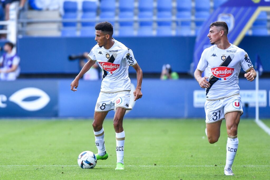 لاعب جزائري يواجه تهما بالاعتداء الجنسي في فرنسا