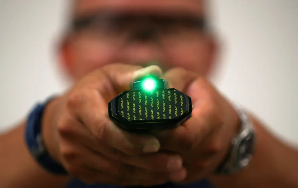 مفتش شرطة يضطر لاستعمال منظومة السلاح البديل”BOLAWRAP”