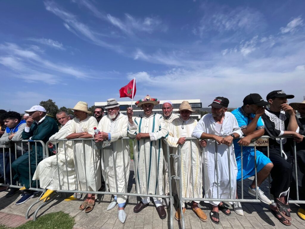 حشود غفيرة من المواطنين تنتظر وصول جلالة الملك لتدشين المستشفى الجامعي بطنجة (فيديو)