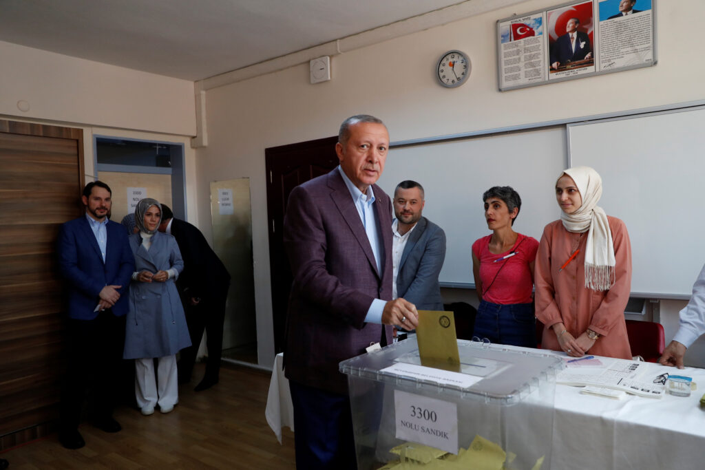 الأتراك يصوتون في جولة ثانية حاسمة من الانتخابات الرئاسية