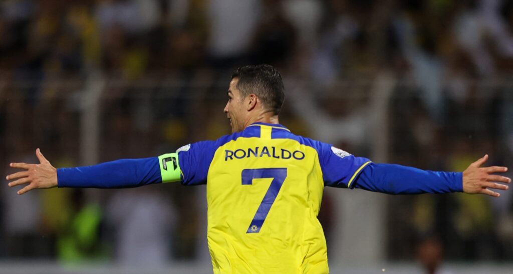 النصر السعودي يحذر نجمه كريستيانو رونالدو