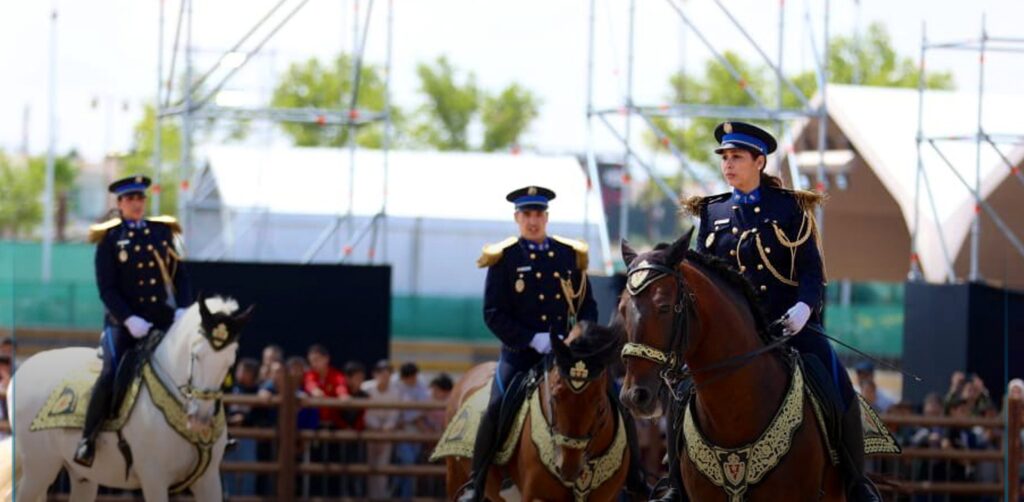 تفاعل كبير للزوار مع العروض واللوحات الاستعراضية التي تقدمها فارسات وفرسان الأمن الوطني