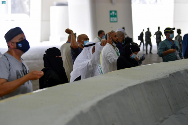 الحجاج يرمون جمرة العقبة ويطوفون بالكعبة يوم النحر
