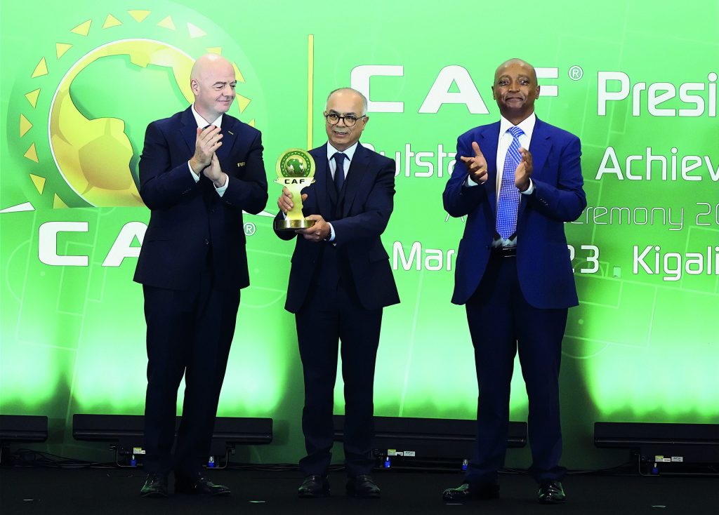 منح جائزة الـ(كاف) لجلالة الملك.. اعتراف بأهمية مكانة المغرب القارية