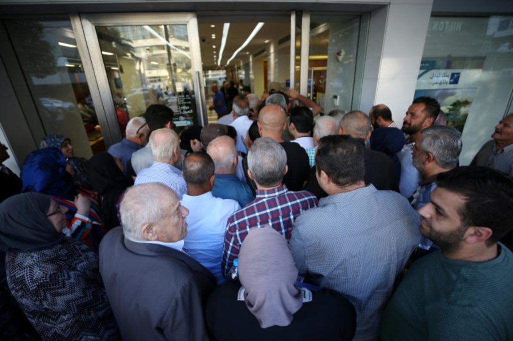 بنوك لبنان تبدأ إعادة أموال المودعين بالتقسيط