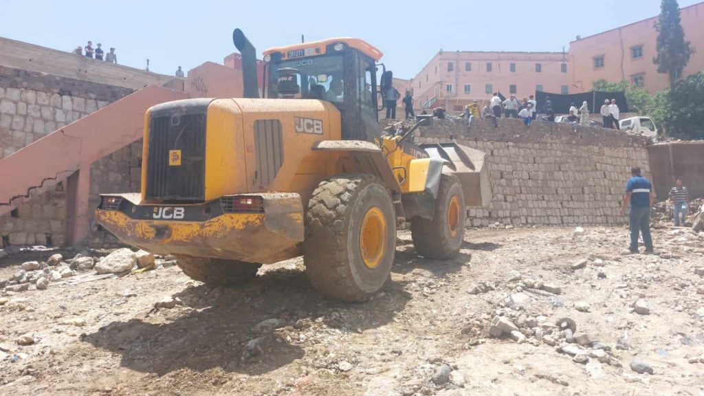 سلطات إقليم الحوز تستعين بالجرافات لإزالة السيارات العالقة بعد الفيضانات-صور