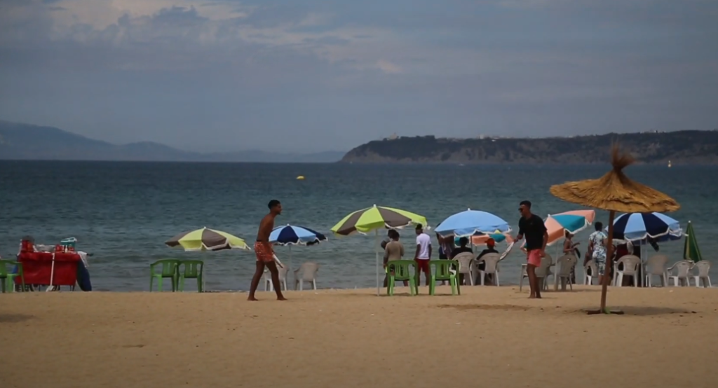 شــــاهد .. إقبال كبير على الشواطئ خلال العطلة الصيفية رغم عدم صلاحيتها للسباحة (فيديو)