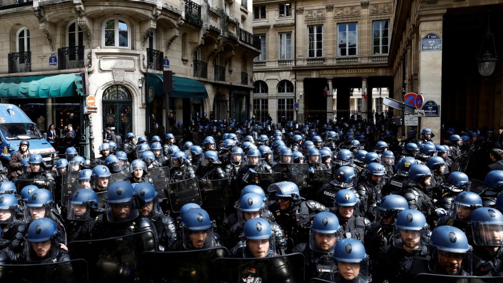 فرنسا تشتعل وتستعد للأسوأ .. تعبئة 45 ألف شرطي ودركي في جميع أرجاء البلاد