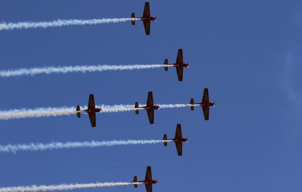 القوات الملكية الجوية تنظم استعراضات جوية بالحسيمة