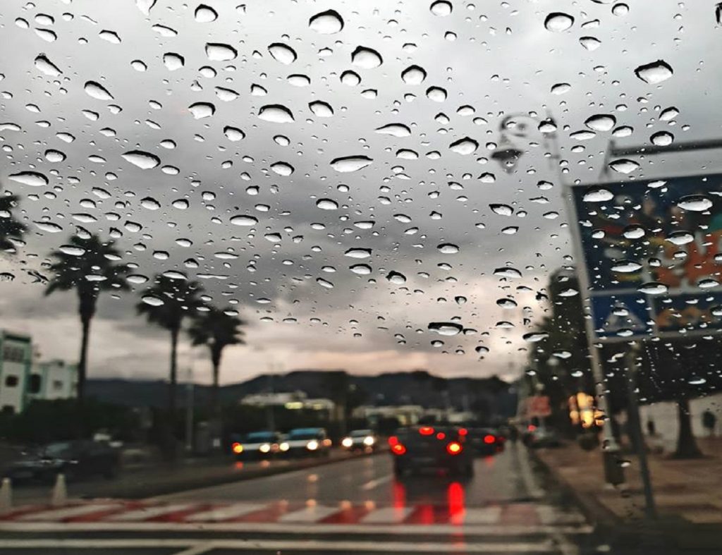 أجواء غائمة مع نزول أمطار في توقعات طقس الأحد