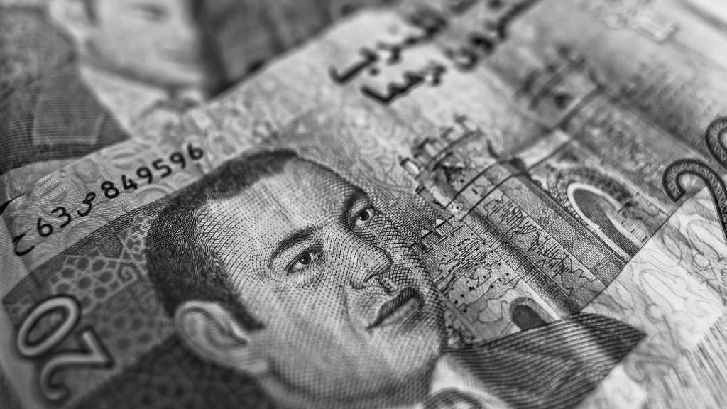 تراجع الدرهم مقابل الدولار بنسبة 2,72 في المائة