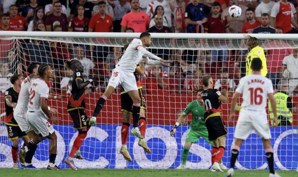 رأسية النصيري تنقذ إشبيلية من الخسارة أمام رايو فاليكانو