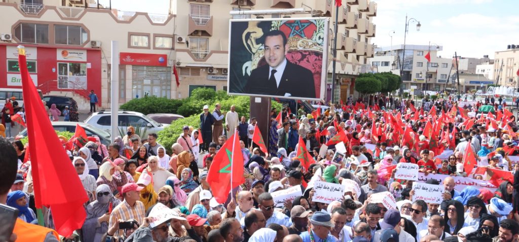 بالصور.. ساكنة العيون تستنكر العمل الإرهابي الذي استهدف السمارة