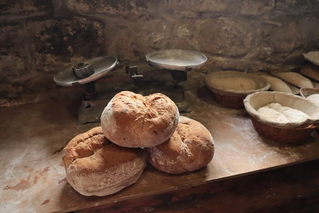 الخبز يتحول إلى مادة نادرة في قطاع غزة