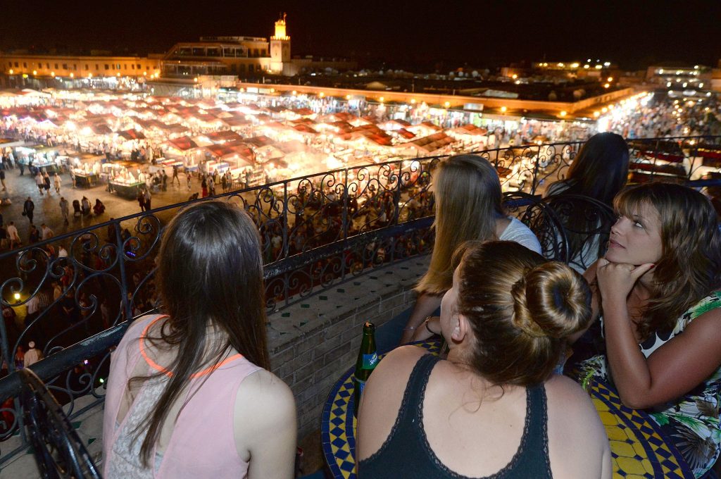 جامع الفنا .. حركة سياحية نشطة تزداد وتيرتها مع اقتراب رأس السنة الجديدة