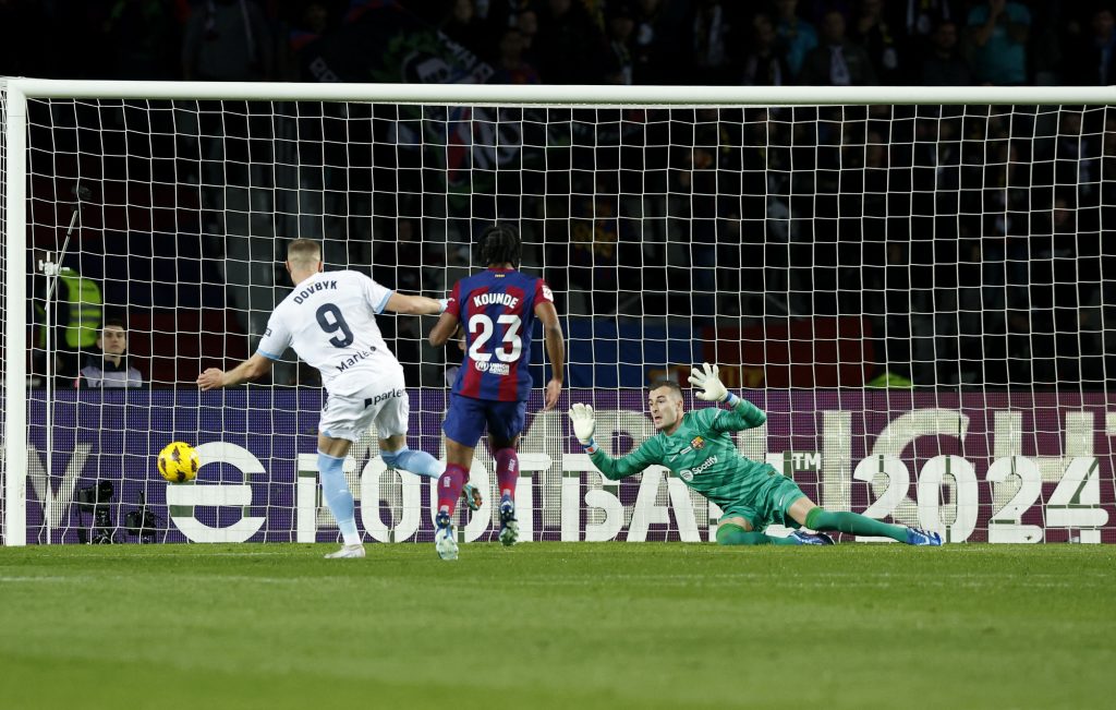 جيرونا يلحق هزيمة مذلة ببرشلونة في عقر داره