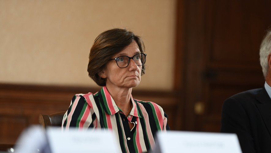 بعد ساعات من تعيينها .. قضايا الفساد تلاحق وزيرة الصحة الفرنسية الجديدة