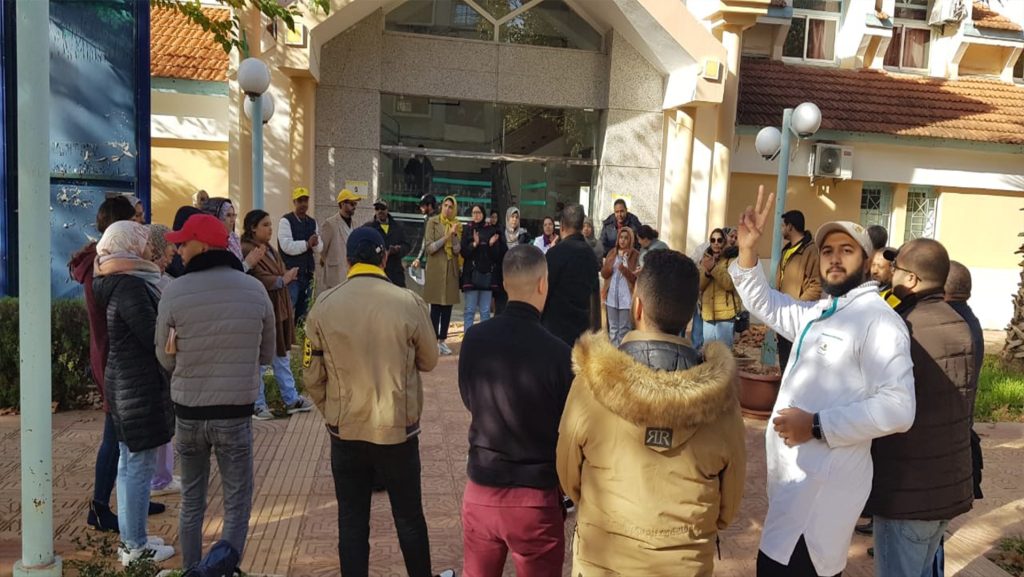 التعويضات تخرج الشغيلة الصحية للإحتجاج بالحاجب ومسؤول يوضح + فيديو