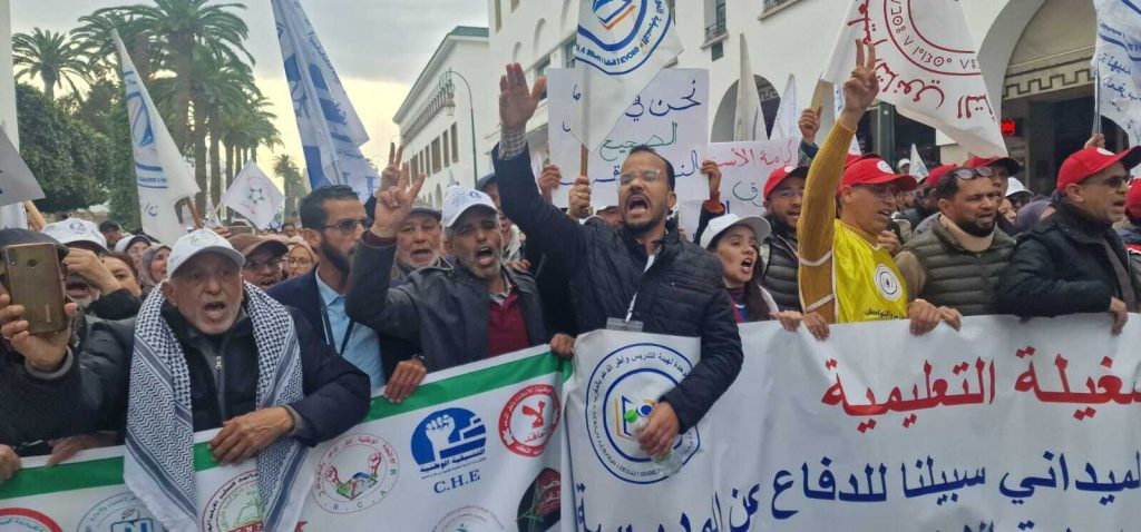 إنزال وطني ضخم للأساتذة يعلن سحب الثقة من النقابات ويرفض التعديلات (فيديو و صور)