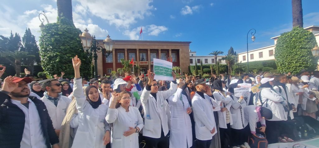 احتجاجات حاشدة للممرضين في الرباط (صور + فيديو)