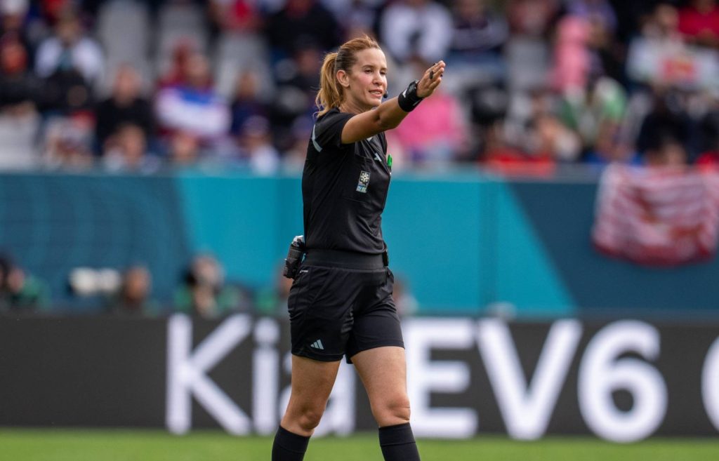 المغربية بشرى كربوبي أول سيدة عربية تحكم مباراة في كأس إفريقيا للأمم