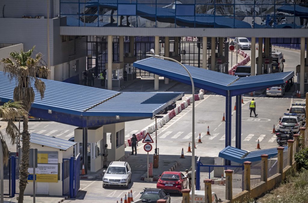 باب سبتة .. ضبط كمية من مخدر الشيرا داخل سيارة فرنسية