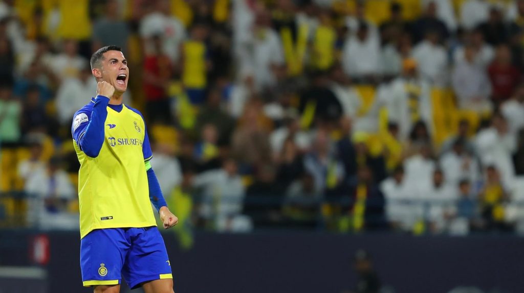 بسبب ميسي .. حركة رونالدو المشينة تثير جدلاً بالسعودية