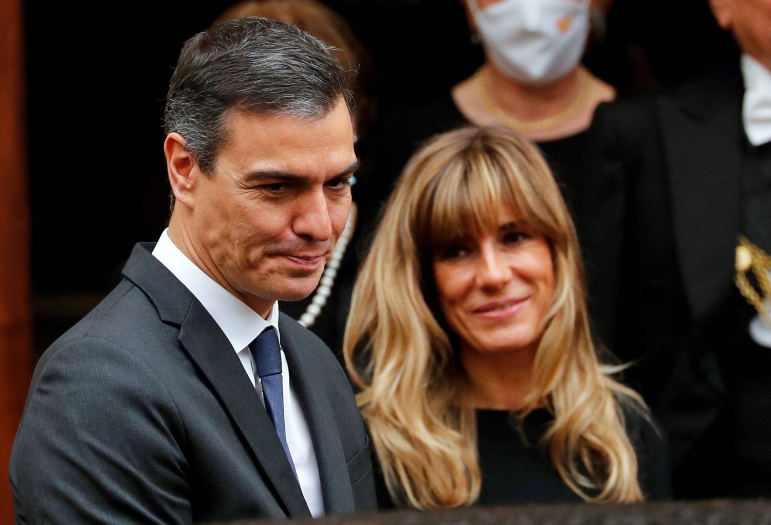 بسبب زوجته .. رئيس وزراء اسبانيا يفكر في الاستقالة