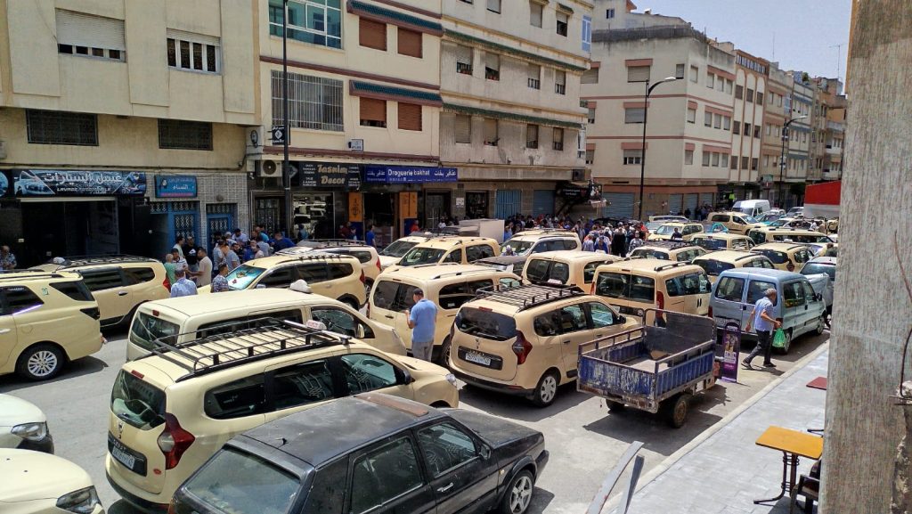 وقفة احتجاجية لأصحاب سيارات الأجرة الكبيرة بطنجة (فيديو)