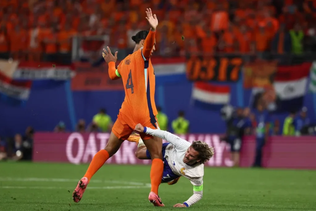 التعادل يخيم على قمة فرنسا وهولندا