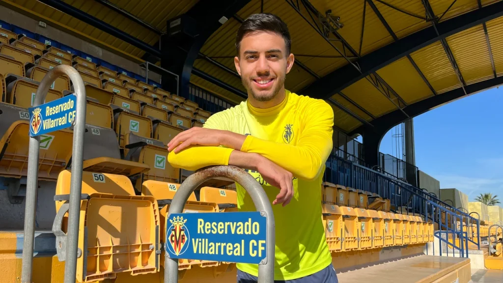 أخوماش ينضم إلى الفريق الأول لفياريال