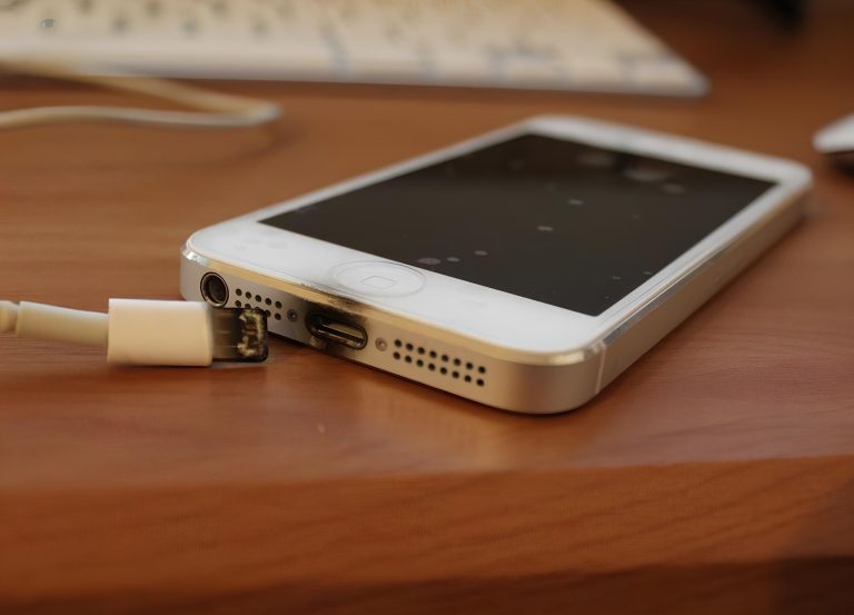 تحذيرات من مخاطر الشواحن المقلدة في الصيف مع ارتفاع درجات الحرارة