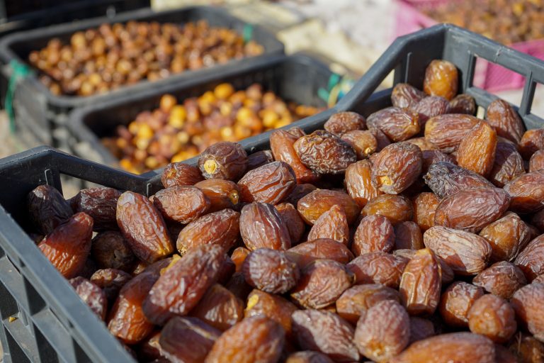 سوق التمور بأرفود .. دينامية تجارية متزايدة