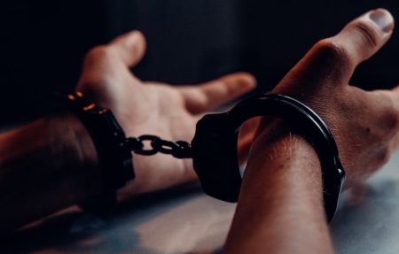 أمن أكادير يوقف طبيبا فرنسيا بعد رمي عظام بشرية