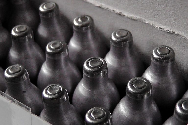 طنجة المتوسط .. ضبط 12 ألف قنينة من غاز الضحك