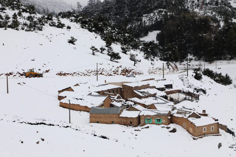 المغرب المنسي تحت الصقيع .. حكايات الصمود والعزلة في مواجهة جدران الثلج