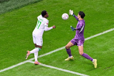 ياسين بونو يواصل التألق ويتوج بجائزة Joy Awards 2026