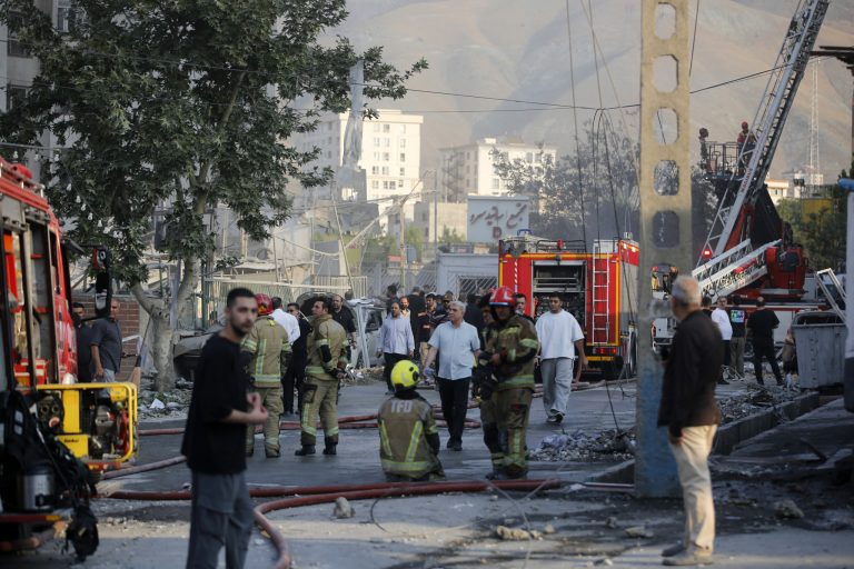 هجوم أمريكي إسرائيلي واسع على إيران وانفجارات تهز طهران ومدناً كبرى