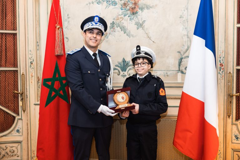 مصاب بمرض نادر .. استقبال الطفل نزار بطل الصمود اليومي بسفارة المغرب بباريس