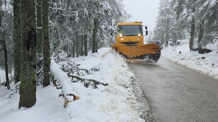 تدخلات عاجلة تعيد فتح طرق مغلقة بسبب الثلوج وفيضان الوديان بالحسيمة