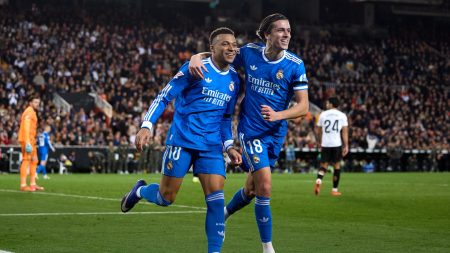 ريال مدريد يتجاوز فالنسيا بثنائية ويواصل الضغط على برشلونة