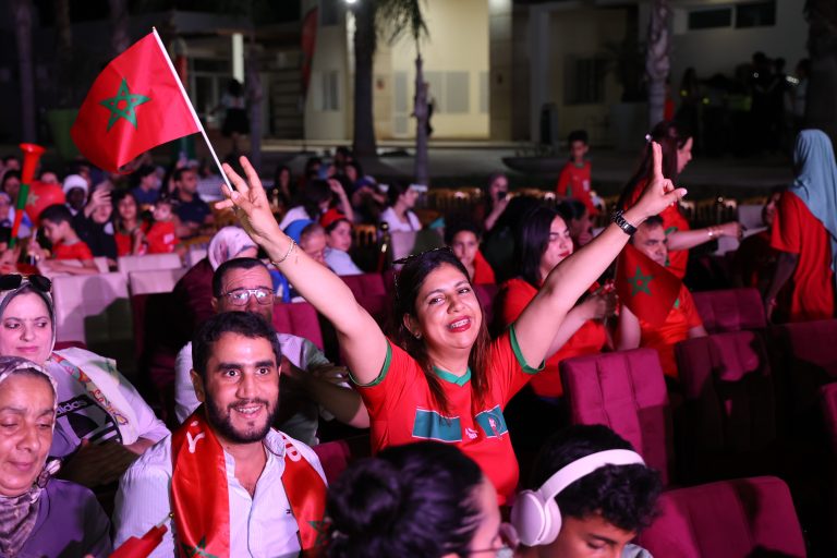 أجواء استثنائية في منطقة مشجعي إنوي بالدار البيضاء لمساندة الأسود
