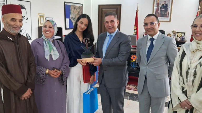 والي جهة سوس ماسة يستقبل التلميذة ريحانة رغيبي المتصدرة لنتائج البكالوريا بالجهة